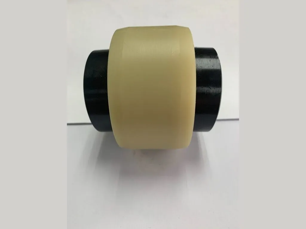 Vỏ nhựa khớp nối: Khớp nối bowex lắp hoàn chỉnh, vỏ nylon kem giữa hai đầu thép đen