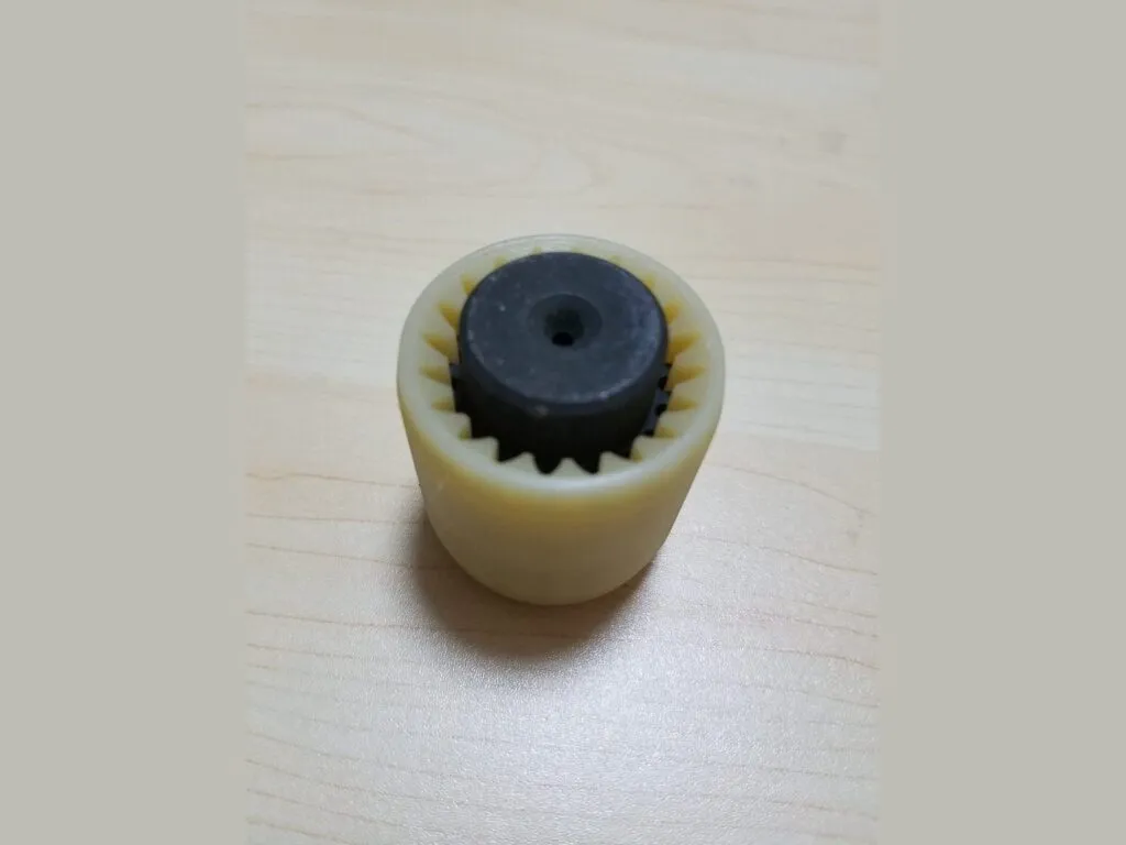 Vỏ nhựa khớp nối: Khớp nối bowex nylon cỡ nhỏ lắp đầu răng đen trên mặt gỗ
