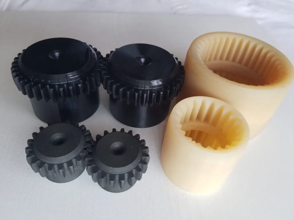 Vỏ nhựa khớp nối: Vỏ nhựa nylon lắp cùng các lõi khớp nối răng thép đen