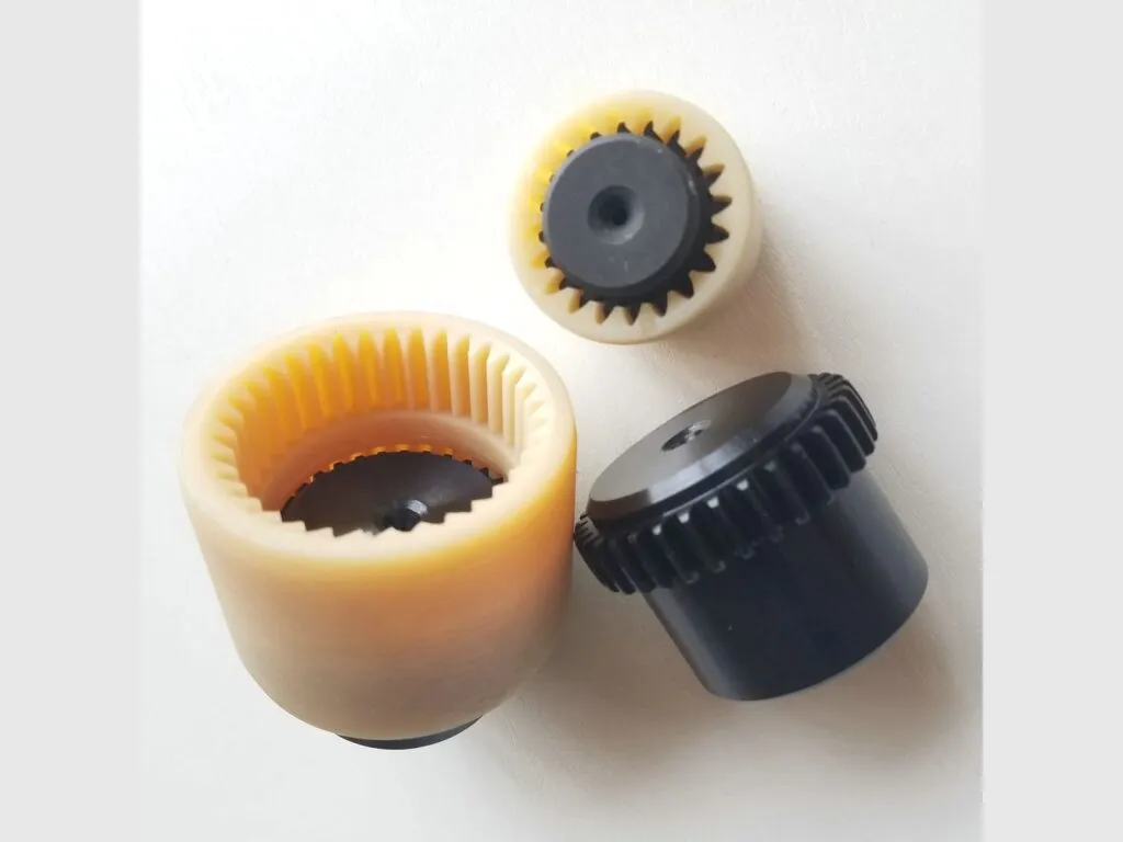 Vỏ nhựa khớp nối: Vỏ nylon bowex, đầu răng thép đen và một khớp lắp sẵn nhìn từ trên