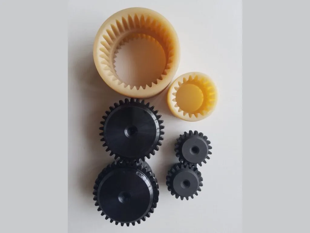 Vỏ nhựa khớp nối: Vỏ nylon cỡ lớn và nhỏ cùng hai đầu răng thép đen tương ứng