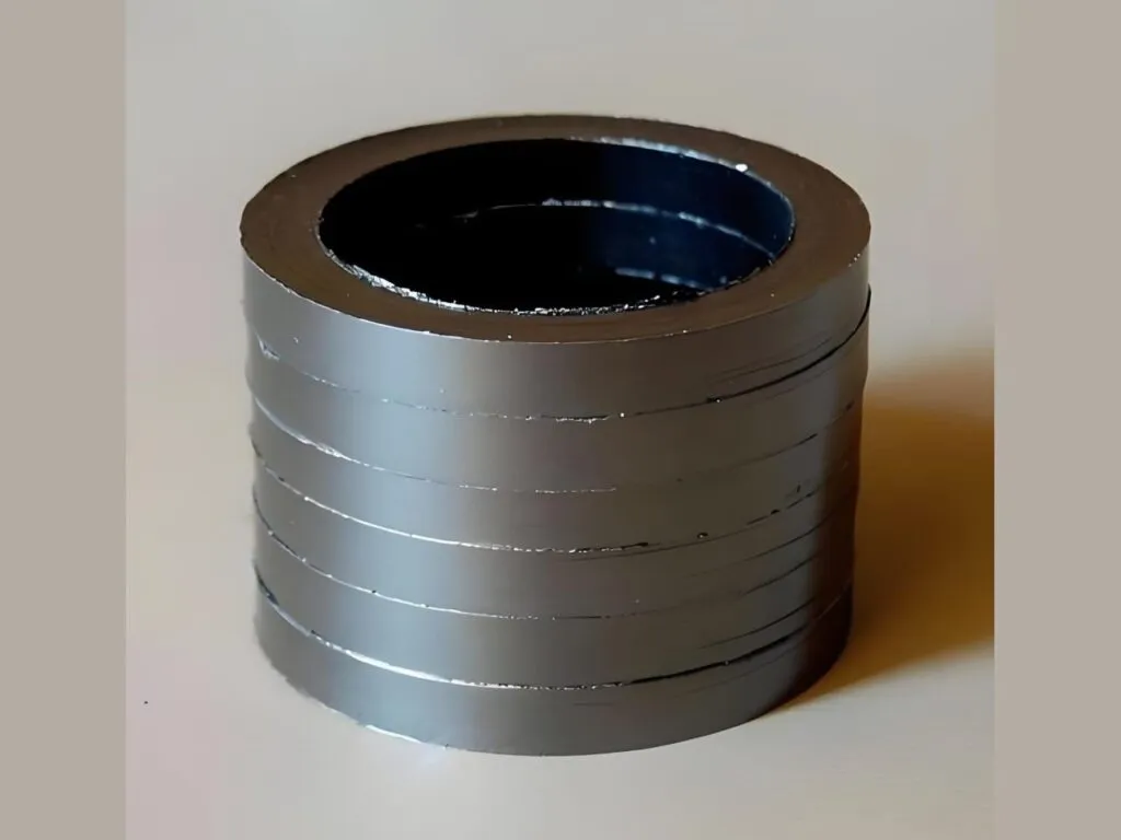 Vòng graphite nén: Cột vòng chì graphite xếp chồng nhiều lớp mép sáng