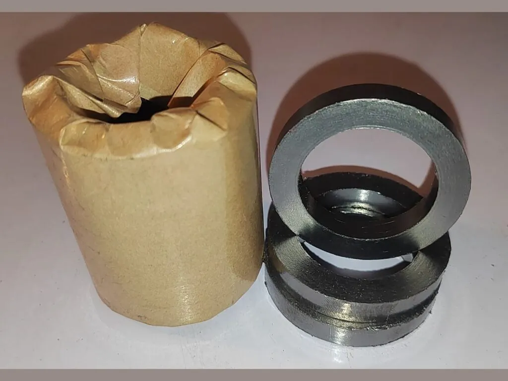 Vòng graphite nén: Vòng chì graphite ép khuôn đặt cạnh cuộn giấy gói