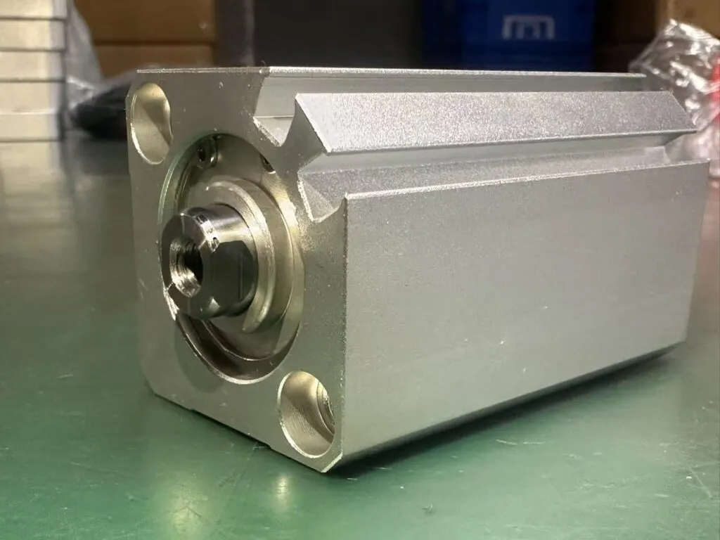 Xi lanh compact SDA: Xi lanh compact hành trình dài nhìn đầu ty trên bàn xưởng